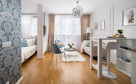 Charming 2X 1-Br Studios 950 M From Central Station, Bedroom & Separate Living Room